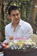 Aamir Khan celebrates 45th birthday with media at his Home in Mumbai on 14th March 2010 (27).JPG